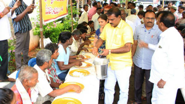 మూతపడ్డ క్యాంటీన్ల వద్ద నిరసన దీక్షలు..