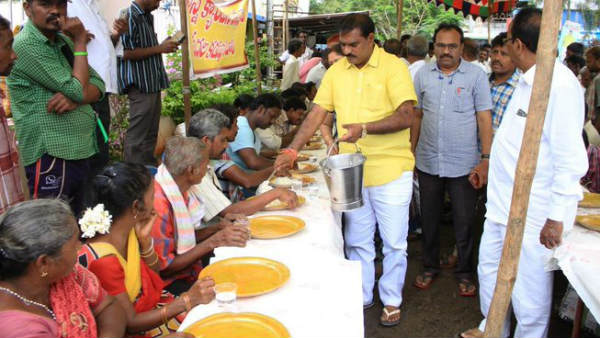మూతపడ్డ క్యాంటీన్ వద్ద భోజనం
