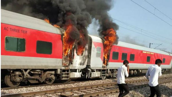 Fire Breaks Out In Hyderabad-Delhi Telangana Express, Passengers Safe Fire Breaks Out In Hyderabad-Delhi Telangana Express, Passengers Safe