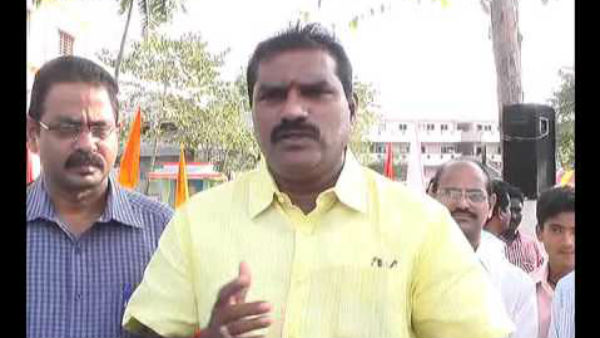 వరదనీటిలోనే జలదీక్ష చేసిన నిమ్మల .. బాధితులకు పునరావాసం , భోజన వసతి కోసం వరదలో ఆందోళన