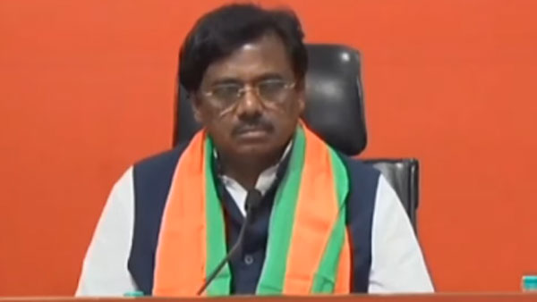కొడుకును ముఖ్యమంత్రి చెయ్యాలని హరీష్ రావు గొంతు కోశారని వివేక్ ఆగ్రహం