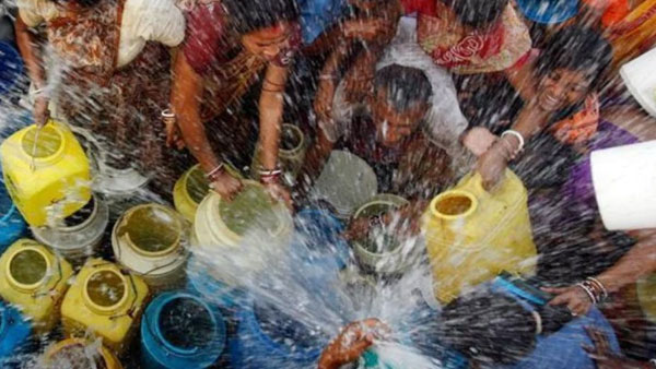 మెదక్ జిల్లా కేంద్రం లోని గురుకుల పాఠశాలలో నీటి కొరత .. నీటి ఆదా కోసం ప్రిన్సిపాల్ నిర్ణయం