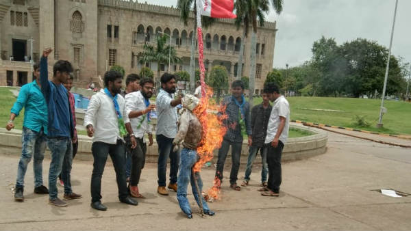 ఓయూలో కేసీఆర్ దిష్టిబొమ్మ దహనం