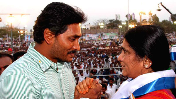 లైంగిక వేధింపుల ఆరోపణలతో ఉక్కిరి బిక్కిరైనా వైసీపీ కోసమే పని చేసిన లక్ష్మీ పార్వతి
