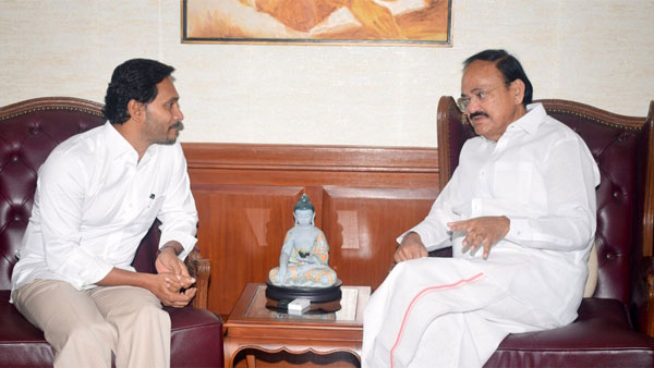వెంకయ్యతో జగన్ భేటీ సమయంలో...