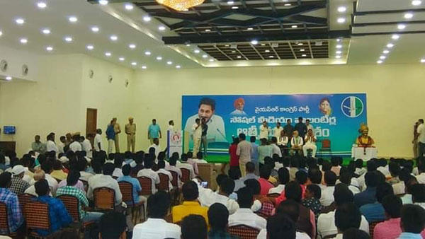 వలంటీర్లకు గుర్తింపు కార్డులు..