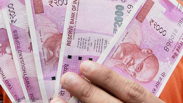 రూ.12 కోట్లు గెలిచిన సామాన్య సేల్స్మ్యాన్లు