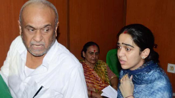 అనుచితంగా ప్రవర్తిస్తున్నారు..