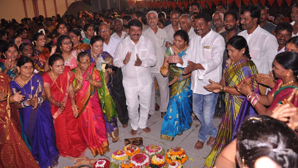 పూల పండుగ వచ్చే.. సంబురాలు తెచ్చే