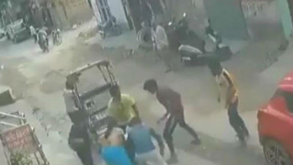 Woman thrashes chain snatcher on Delhi street in viral CCTV video. Bravo, says Internet Woman thrashes chain snatcher on Delhi street in viral CCTV video. Bravo, says Internet