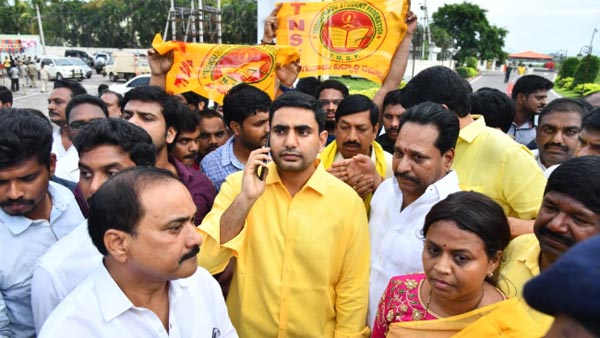 TDP Chief Chandra babu house arrest in Undavalli..started 12 hours hunger strike TDP Chief Chandra babu house arrest in Undavalli..started 12 hours hunger strike