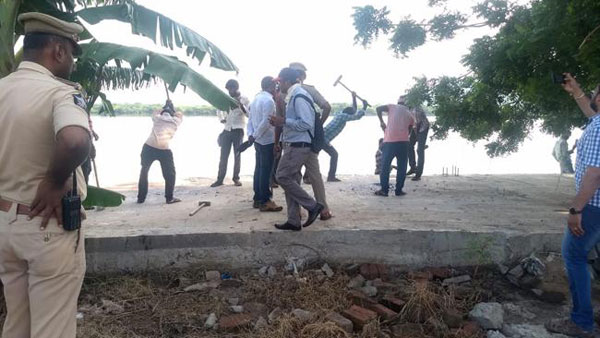 కరకట్ట మీద ఆక్రమణల కూల్చివేత..