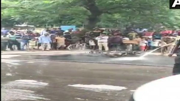Delhi Man Allegedly Sets Motorbike On Fire After Police Issues Fine Delhi Man Allegedly Sets Motorbike On Fire After Police Issues Fine