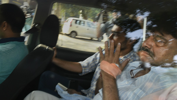 బెయిల్ ఇవ్వండి