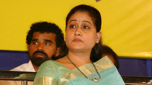 కేసీఆర్ తన చర్యలతో ఆలయ పవిత్రతను దెబ్బ తీస్తున్నారని విజయశాంతి ఆగ్రహం
