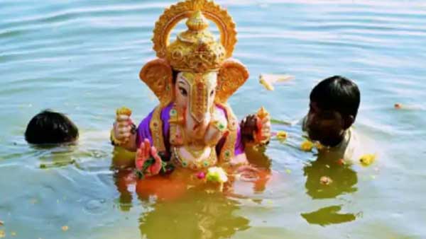 చిన్నా, పెద్దా ఆడుతూ పాడుతూ.. నిమజ్జనంలో హుషారు