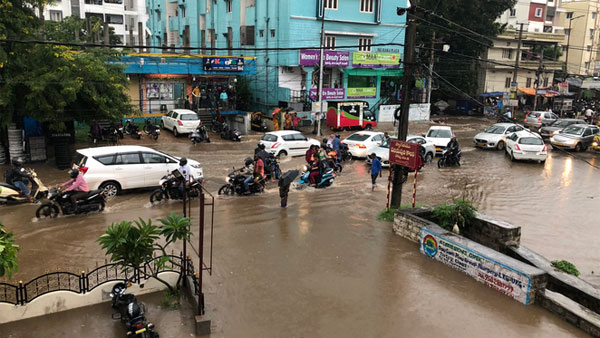 ట్రాఫిక్ జామ్ లతో నరకం చూసిన వాహన చోదకులు