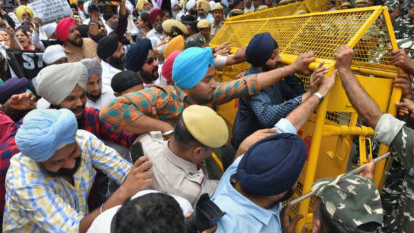 Sikhs launch massive protest outside Pakistan embassy Sikhs launch massive protest outside Pakistan embassy