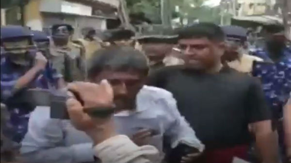 Bengal DCP slapped journalist during clashes at MP Arjun Singh residence Bengal DCP slapped journalist during clashes at MP Arjun Singh residence