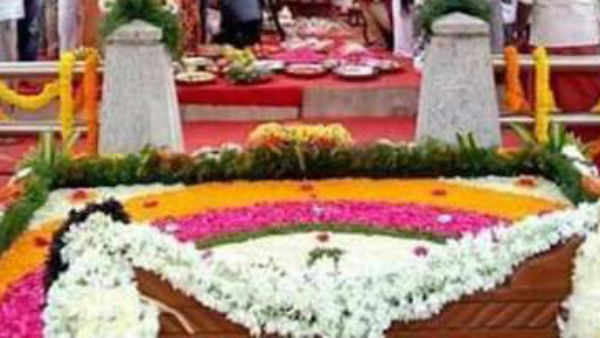 సమాధిని పూలతో అలంకరించి పెళ్లి వేదికగా మార్చి అట్టహాసంగా వివాహం