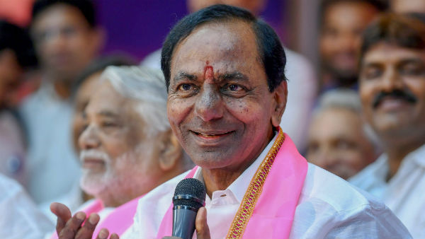 తెలంగాణ జాతిపిత కేసీఆర్ అని పొగిడిన కొందరు