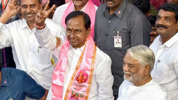 మాట మార్చిన షకీల్ .. కేసీఆర్ తన పొలిటికల్ గాఢ్ ఫాదర్ అంటూ కితాబు