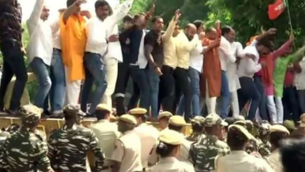 BJP Members Protest Outside Arvind Kejriwal residence BJP Members Protest Outside Arvind Kejriwal residence