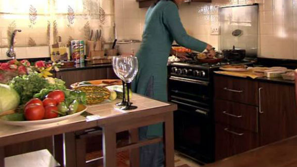 guest in kitchen room ... guest in kitchen room ...