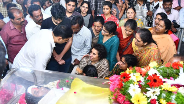 రాజకీయ వేధింపులే తన తండ్రి మరణానికి కారణం అన్న కోడెల కుమార్తె