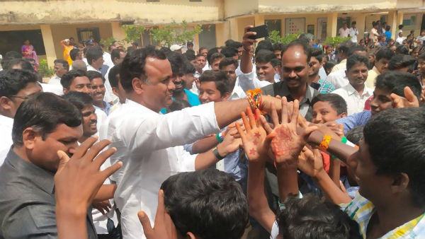 మోకాళ్లపై యాత్ర చేసినా..