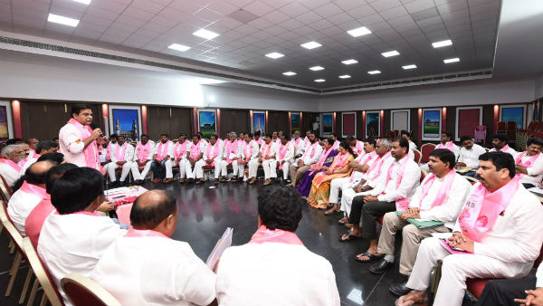 నిరసన తెలియజేస్తున్న అసంతృప్త నేతలు