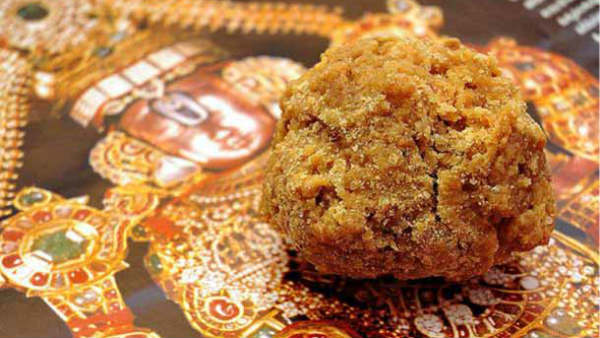 స్థానికులకు స్వామి ప్రసాదం