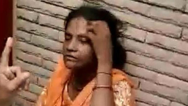 ఐదు నెలల గర్భిణీపై స్థానికుల దాడి
