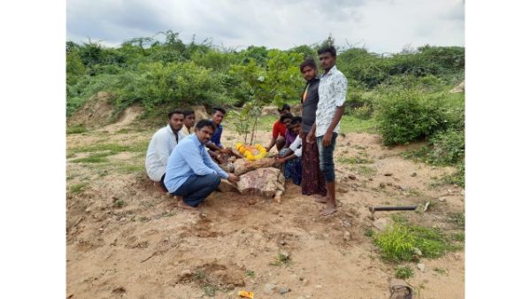 లక్ష్మీకి సంప్రదాయ పద్ధతిలో అంత్యక్రియలు