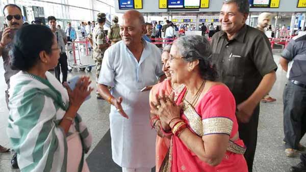 Mamata Banerjee meets Jashodaben in airport, gifts her saree Mamata Banerjee meets Jashodaben in airport, gifts her saree