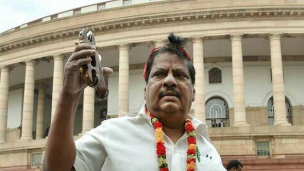 కాంగ్రెస్ పై ఎన్నో నిరసనలు..! పార్లమెంట్ లో ప్రత్యేకర గుర్తింపు తెచ్చుకున్న శివప్రసాద్..!!