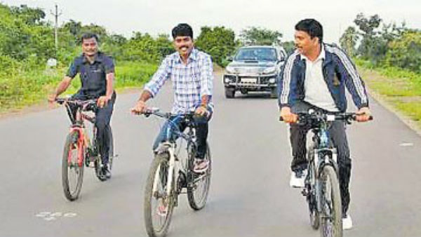గతంలో ఇదే తరహాలో పని చేసిన భూపాలపల్లి జిల్లా కలెక్టర్ ఆకునూరి మురళి.. ఇప్పుడు కలెక్టర్ నారాయణ రెడ్డి