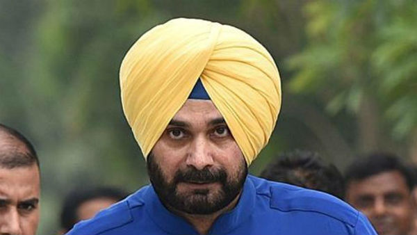 Navjot Singh Sidhu heckled by Shiv Sena members at Vaishno Devi Navjot Singh Sidhu heckled by Shiv Sena members at Vaishno Devi