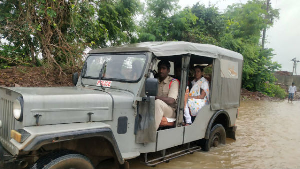 Pamulapadu Sub Inspector in Kurnool District gave lift to his Official jeep to Secretarial Exam aspirants Pamulapadu Sub Inspector in Kurnool District gave lift to his Official jeep to Secretarial Exam aspirants