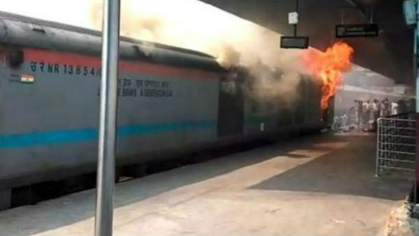 Fire breaks out in Chandigarh-Kochuveli Express at New Delhi railway station Fire breaks out in Chandigarh-Kochuveli Express at New Delhi railway station