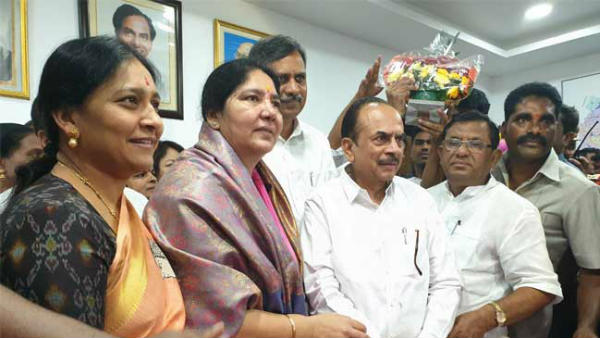 బతుకమ్మ చీరల పంపిణీతో మంత్రిగా తోలి కార్యక్రమంలో పాల్గొన్న సత్యవతి
