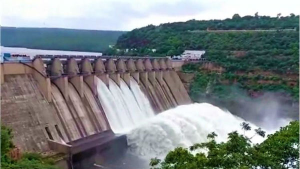 మహారాష్ట్ర, కర్ణాటక, సీమల్లో భారీ వర్షాల ఎఫెక్ట్