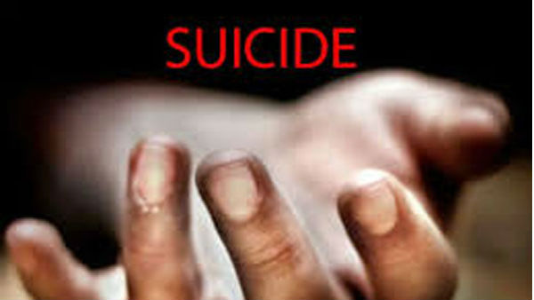 నీలం రంగులోకి గోర్లు