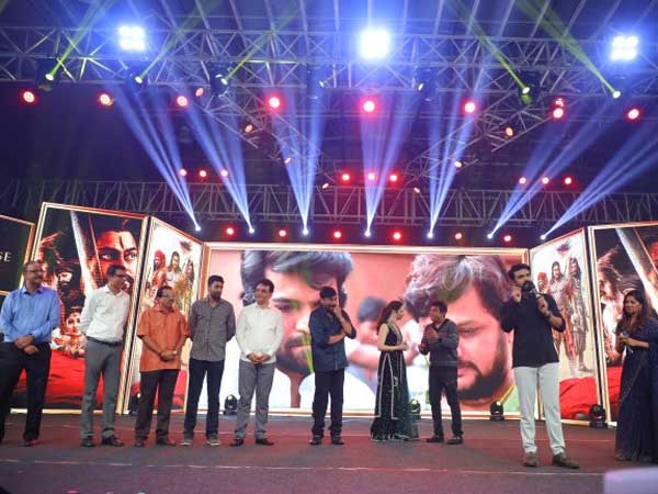 అంగరంగ వైభవంగా బెంగళూరులో సైరా ప్రీ-రిలీజ్ ఈవెంట్ (ఫోటోలు)