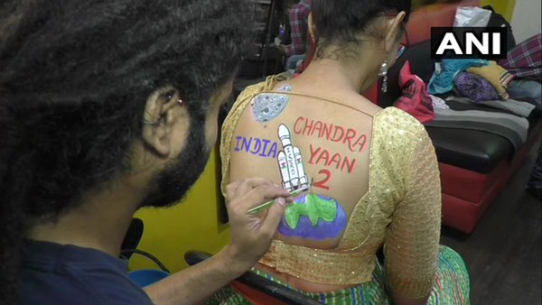 Surat women pose with Chandrayaan-2, Article 370 body paint tattoos during Navratri preps Surat women pose with Chandrayaan-2, Article 370 body paint tattoos during Navratri preps
