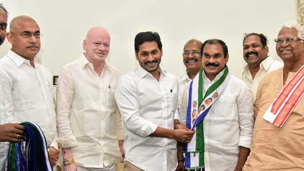 Thota Trimurthulu joined in YCP in presence of CM jagan Thota Trimurthulu joined in YCP in presence of CM jagan