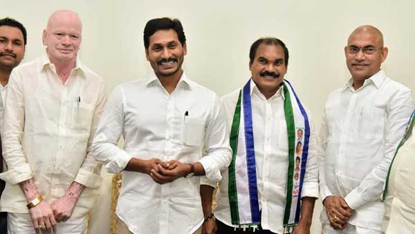 Thota Trimurthulu joined in YCP in presence of CM jagan Thota Trimurthulu joined in YCP in presence of CM jagan