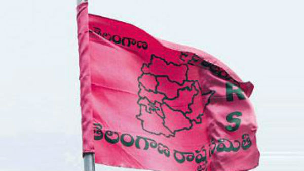 ఉనికి చాటుకునే యత్నం చేస్తున్న గులాబీ నేతలు .. గులాబీ బాస్ సీరియస్
