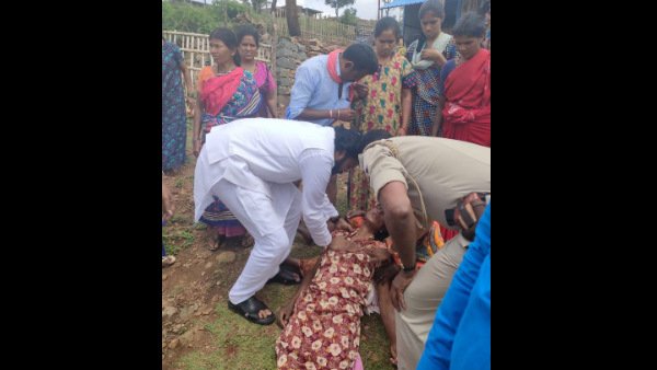 Karnataka minister B Sriramulu helps to admit patient to hospital Karnataka minister B Sriramulu helps to admit patient to hospital