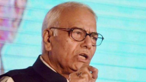 High drama enfolds at Srinagar airport as Yashwant Sinha refuses to leave High drama enfolds at Srinagar airport as Yashwant Sinha refuses to leave